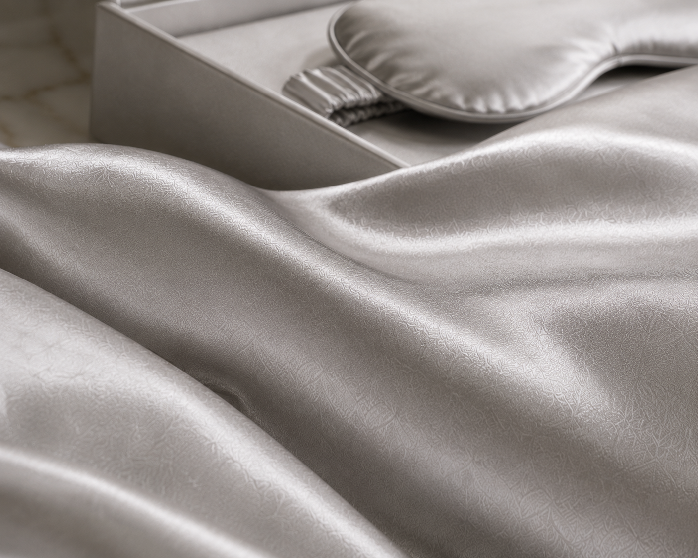 Coffret de Voyage SilvSens en Soie et Fibres d’Argent — Petit Oreiller + Masque de Sommeil