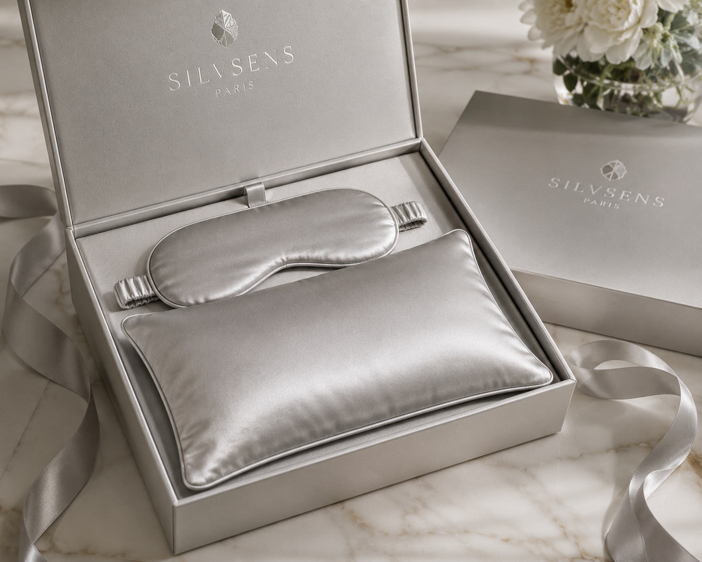 Coffret de Voyage SilvSens en Soie et Fibres d’Argent — Petit Oreiller + Masque de Sommeil